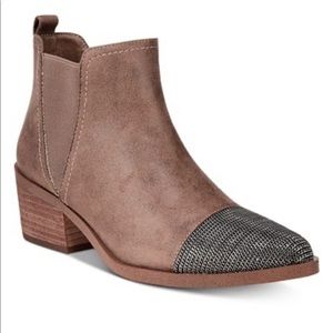 New Women’s Report Zeneca Ankle Bootie 7